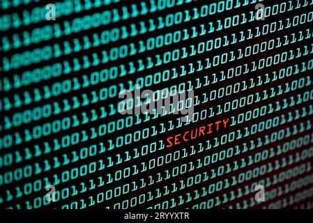 Sicherheitstext und Binärcode-Konzept vom Desktop-Bildschirm aus, selektiver Fokus Stockfoto