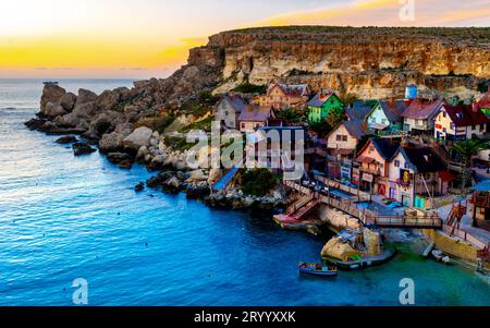 Popeye Village Malta bei Sonnenuntergang Stockfoto