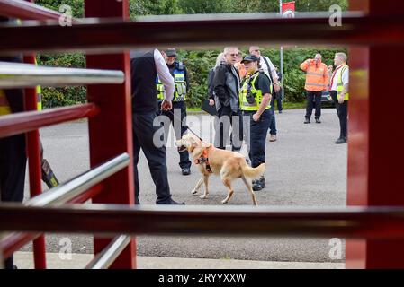 Polizei- und Pyro-Sniffer-Hunde an den Drehkreuzen am Eingang nach den jüngsten Spielen, bei denen beim Sky Bet EFL League Two Spiel zwischen Crawley Town und Sutton United im Broadfield Stadium, Crawley, Großbritannien, Fackeln und Gegenstände auf das Spielfeld geworfen wurden - 30. September 2023. Foto Simon Dack / Teleobjektive. Nur redaktionelle Verwendung. Kein Merchandising. Für Football Images gelten Einschränkungen für FA und Premier League, inc. Keine Internet-/Mobilnutzung ohne FAPL-Lizenz. Weitere Informationen erhalten Sie bei Football Dataco Stockfoto