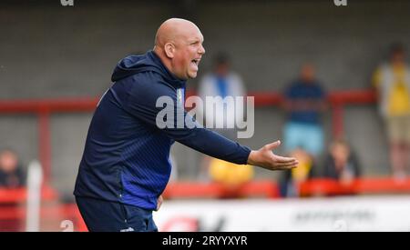 Matt Gray, Trainer von Sutton United, während des Spiels zwischen Crawley Town und Sutton United im Broadfield Stadium, Crawley, UK - 30. September 2023 Foto Simon Dack / Telefoto Images. Nur redaktionelle Verwendung. Kein Merchandising. Für Football Images gelten Einschränkungen für FA und Premier League, inc. Keine Internet-/Mobilnutzung ohne FAPL-Lizenz. Weitere Informationen erhalten Sie bei Football Dataco Stockfoto