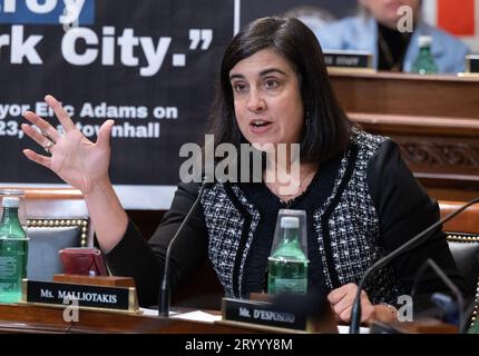 Die US-Repräsentantin Nicole Malliotakis (Republikanerin von New York) befragt Zeugen während der Anhörung „Destruying America's Best Idea: Examining the Biden Administration's Use of National Park Service Lands for Migrant Camps“ im Longworth House Office Building am Capitol Hill in Washington, DC, USA am Mittwoch, den 27. September 2023. Es geht um den geplanten Schutz für Migranten am Floyd Bennett Field, einem Flugplatz im Marine Park im Südosten von Brooklyn in New York City. Foto von Ron Sachs/CNP für NY Post/ABACAPRESS.COM Stockfoto