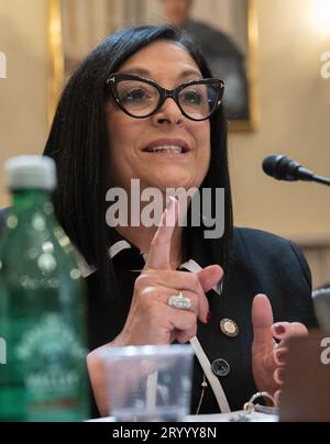 Joann Ariola, Mitglied des New York City Council (R-District 32), Ozone Park, New York, macht Schlussbemerkungen, als sie ihre Aussage vor dem United States House Committee on Natural Resources (Ausschuss für natürliche Ressourcen des US-Repräsentantenhauses) abschließt, der die Anhörung „Destroying America's Best Idea: Examining the Biden Administration's Use of National Park Service Lands for Migrant Camps“ im Longworth House Office Building am Capitol Hill in Washington, DC, USA am Mittwoch, den 27. September 2023. Es geht um den geplanten Schutz für Migranten am Floyd Bennett Field, einem Flugplatz im Marine Park im Südosten von Brooklyn in New York City. Foto von R Stockfoto