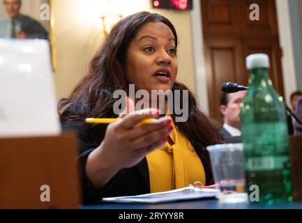 Jaime Williams, Mitglied der Versammlung (D-59th District), New York State Assembly, Brooklyn, New York, macht Schlussbemerkungen, als sie ihre Aussage vor dem United States House Committee on Natural Resources (Ausschuss für natürliche Ressourcen) abschließt, der die Anhörung „Destroying America's Best Idea: Examining the Biden Administration's Use of National Park Service Lands for Migrant Camps“ im Longworth House Office Building am Capitol Hill in Washington, DC, USA am Mittwoch, den 27. September 2023. Es geht um den geplanten Schutz für Migranten am Floyd Bennett Field, einem Flugplatz im Marine Park im Südosten von Brooklyn in New York Stockfoto