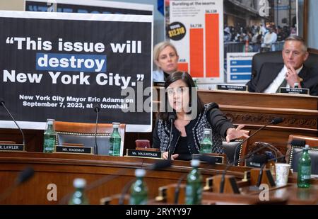 Die US-Repräsentantin Nicole Malliotakis (Republikanerin von New York) befragt Zeugen während der Anhörung „Destruying America's Best Idea: Examining the Biden Administration's Use of National Park Service Lands for Migrant Camps“ im Longworth House Office Building am Capitol Hill in Washington, DC, USA am Mittwoch, den 27. September 2023. Es geht um den geplanten Schutz für Migranten am Floyd Bennett Field, einem Flugplatz im Marine Park im Südosten von Brooklyn in New York City. Foto von Ron Sachs/CNP für NY Post/ABACAPRESS.COM Stockfoto