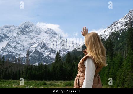 Junge Frau genießt die Natur in Morskie Oko Snowy Mountain Hut in polnischer Tatra Zakopane Polen. Naturgetreue Ästhetische Be Stockfoto