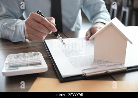 Immobilienauktion Bieter Immobilienverkauf Urteil mit Gavel Wooden. Stockfoto