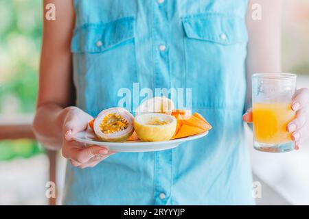 Schmackhafte exotische Früchte - Reife Passionsfrucht, Mango auf das Frühstück im Restaurant im freien Stockfoto