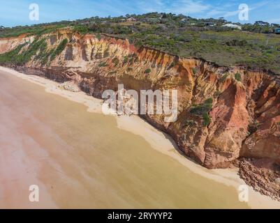 Aus der Vogelperspektive erodierte Klippen entlang der Great Ocean Road bei Anglesea in Victoria. Stockfoto