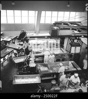 Fabrik, Fabrikhalle und Arbeiter, die Würstchen in den Vereinigten Staaten zubereiten, um 1938. Archivfoto in den 1930er Jahren von Annemarie Schwarzenbach von Depression America Stockfoto