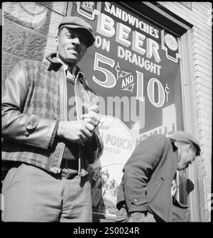 Scotts Run, West Virginia, USA. Um 1937. Leute, zwei afroamerikanische Männer, arbeitslose Kohlebergleute, vor einem Schaufenster. Archivfoto in den 1930er Jahren von Annemarie Schwarzenbach von Depression America Stockfoto