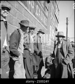 Scotts Run, West Virginia, USA. People; Eine Gruppe von afroamerikanischen Arbeitslosen, die vor einer Hausmauer stehen. Archivfoto in den 1930er Jahren von Annemarie Schwarzenbach von Depression America Stockfoto