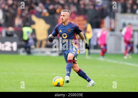 Rom, Italien. Dezember 2024. Angelino von AS Roma während des Spiels der Serie A Enilive zwischen AS Roma und Parma Calcio 1913 im Stadio Olimpico am 22. Dezember 2024 in Rom. Quelle: Giuseppe Maffia/Alamy Live News Stockfoto