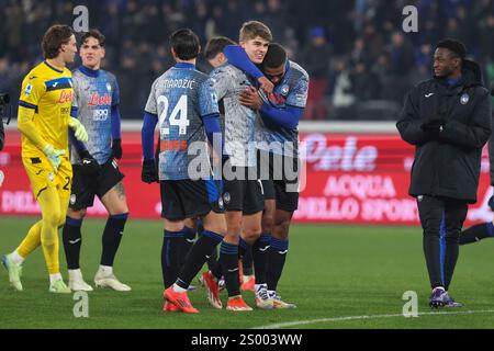 Bergamo, Italien. Dezember 2024. Italien, Bergamo, 22.12.2024: Spieler von Atalanta BC feiern den Sieg am Ende des Fußballspiels Atalanta BC gegen Empoli FC, Serie A Tim 2024-2025 Tag 17, Gewiss StadiumItalien, Bergamo, 2024 12 22: Atalanta BC gegen Empoli FC, Serie A EniLive 2024/2025, Tag 17 umstritten im Gewiss Stadion. (Foto: Fabrizio Andrea Bertani/Pacific Press) Credit: Pacific Press Media Production Corp./Alamy Live News Stockfoto