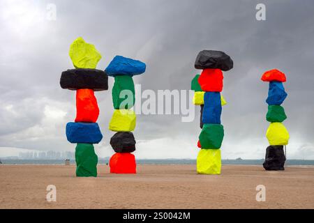 974 oder Ras Abu Aboud Beach in Katar, ein neuer Strand in der Stadt. Doha Mountains bei Ugo Rondinone Stockfoto