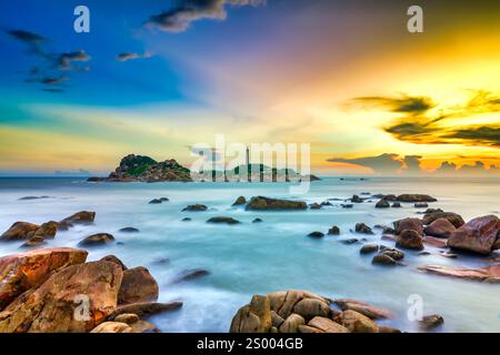 Traumhafte Dämmerungslandschaft in wunderschöner Meereslandschaft Stockfoto