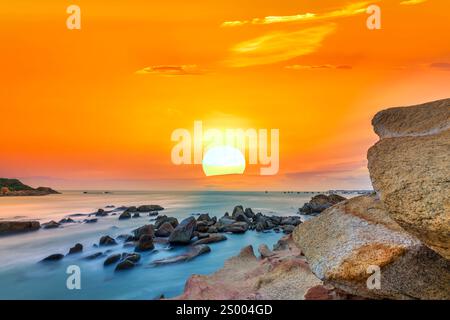 Traumhafte Dämmerungslandschaft in wunderschöner Meereslandschaft Stockfoto