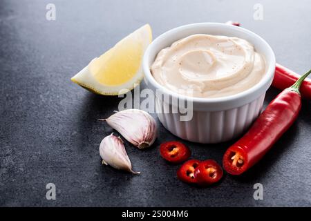 Chipotle-Sauce und Gewürze auf schwarzem Schiefergrund Stockfoto