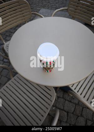 Prag, Tschechische republik - 15. Dezember 2024: Einweg-Kaffeetasse auf leerem Tisch im Starbucks Café Stockfoto