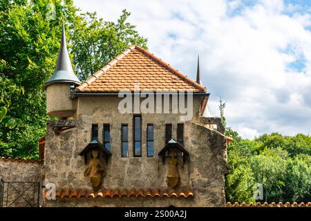 Schöne Sommerarchitektur in Deutschland mit einzigartigen Designelementen Stockfoto