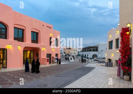 Der alte Hafen von Doha Mina District ist eines der touristischen Reiseziele mit einem Yachthafen für Kreuzfahrtschiffe, Cafés, Stockfoto