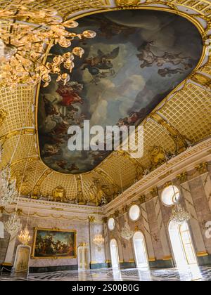 Gemalte und vergoldete Decke des Marmorsaals im Neuen Schloss, Neuem Palais, Sanssouci Park, Potsdam, Deutschland Stockfoto