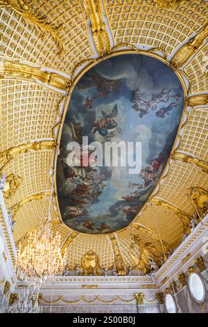 Gemalte und vergoldete Decke des Marmorsaals im Neuen Schloss, Neuem Palais, Sanssouci Park, Potsdam, Deutschland Stockfoto