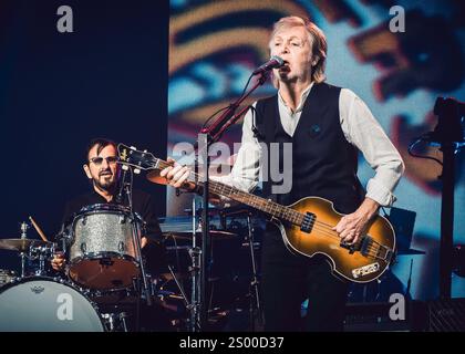 Ringo Starr und Paul McCartney spielten am 19. Dezember 2024 live zusammen in London Stockfoto