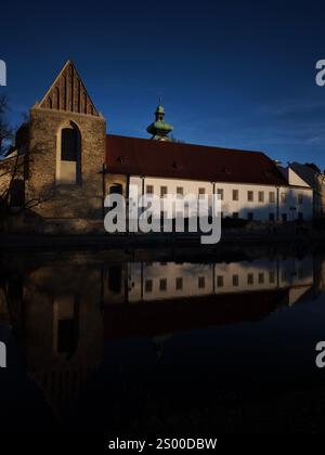 Ceske budejovice, Tschechische republik - 21. Dezember 2024: Dominikanerkloster reflektiert auf Malse Stockfoto