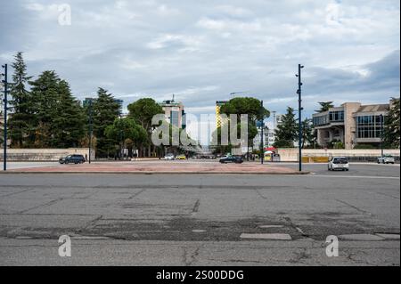 Der Mutter-Teresa-Platz im Universitätsbezirk Tirana, Albanien, 8. Dezember 2024 Stockfoto