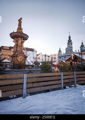 Ceske budejovice, Tschechische republik - 21. Dezember 2024: Samson Brunnen und weihnachtsmarkt auf dem premysl otakar II Platz, tschechien Stockfoto