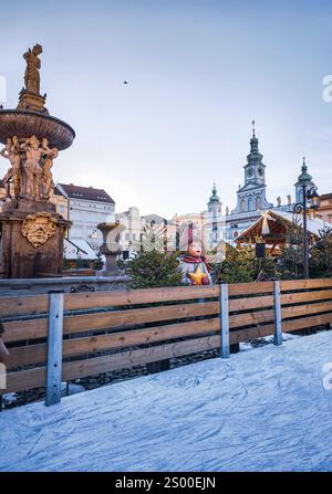 Ceske budejovice, Tschechische republik - 21. Dezember 2024: Weihnachtsmarkt auf dem Platz premysl otakar II Stockfoto