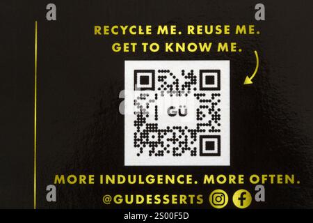 QR Quick Response Code Matrix Barcode - Recycle me Reuse me get to Know Me - Details auf der Schachtel mit Gu Cheesecake Banoffee Pudding Stockfoto