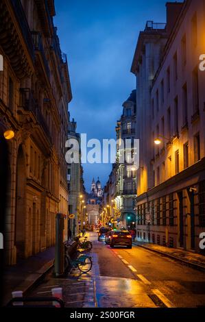 Nachtstraße von Paris bei regnerischem Wetter Stockfoto