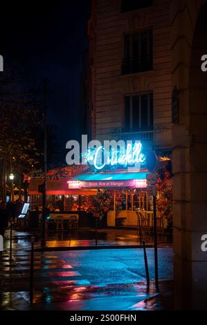 Nachtstraße von Paris bei regnerischem Wetter Stockfoto