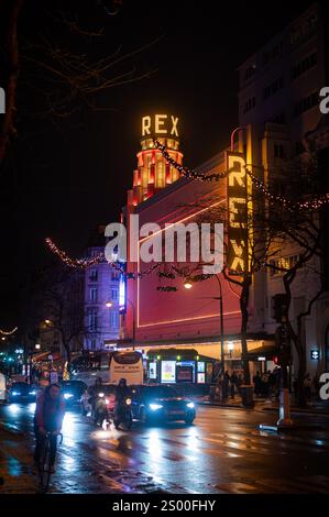 Nachtstraße von Paris bei regnerischem Wetter Stockfoto