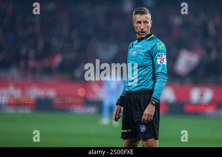 Italien. Dezember 2024. Schiedsrichter Davide Massa sieht sich beim Fußballspiel der Serie A 2024/25 zwischen AC Monza und Juventus FC im U-Power Stadium an. Credit: dpa/Alamy Live News Stockfoto