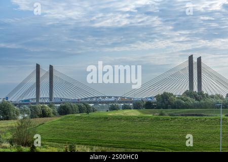 Die Martinus-Nijhoff-Brücke überquert den Waal-Fluss auf der Autobahn A2 mit Autos und Lastwagen Stockfoto