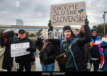 Freiheitsplatz, Bratislava. Dezember 2024. Am 23. Dezember 2024 fand auf dem Freiheitsplatz in Bratislava, Slowakei, ein Protest mit dem Namen genug von Russland! Statt, der von der Initiative "Frieden für die Ukraine" (Mier Ukraina) organisiert wurde, gegen Premierminister Robert Fico, der vom russischen Präsidenten Wladimir Putin bei einem Arbeitsbesuch in Russland am Sonntag empfangen wurde. Quelle: Patrik Uhlir/CTK Photo/Alamy Live News Stockfoto