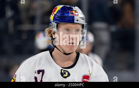 Emil Johansson (EHC Red Bull Muenchen, #57) / Portrait / Portraet. GER, EHC Red Bull München vs. Iserlohn Roosters, Eishockey, DEL, 29. Spieltag, Saison 2024/2025, 22.12.2024. Foto: Eibner-Pressefoto/Heike Feiner Stockfoto