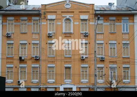 Nicht exklusiv: KIEW, UKRAINE - 23. DEZEMBER 2024 - die Fenster des Pensionsfonds des Holosiivskyi-Viertels in der Antonovycha-Straße sind danach versiegelt Stockfoto