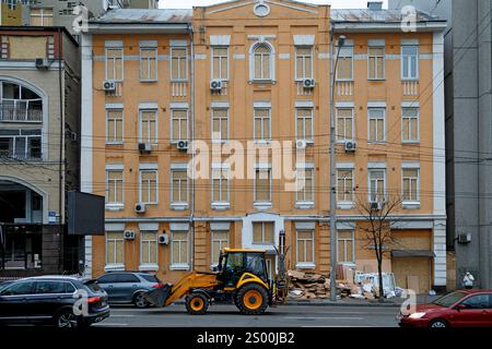 Nicht exklusiv: KIEW, UKRAINE - 23. DEZEMBER 2024 - die Fenster des Pensionsfonds des Holosiivskyi-Viertels in der Antonovycha-Straße sind danach versiegelt Stockfoto