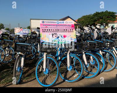 (241223) -- KAMPONG THOM, 23. Dezember 2024 (Xinhua) -- dieses Foto vom 23. Dezember 2024 zeigt Fahrräder, die von Chinese Hello Inc. An der Balaing Khang Lech Primary School in der Provinz Kampong Thom, Kambodscha gespendet wurden. Chinesische Wohltätigkeitsorganisationen spendeten am Montag 2.000 Fahrräder und 12.000 Schultaschen aus dem Panda Pack-Projekt an Grundschulen in Kambodscha. Eine Zeremonie unter dem Motto „Hearts Connect along the Silk Road“ fand in der Balaing Khang Lech Primary School in der Stadt Stung Sen der Provinz Kampong Thom statt. Die Fahrräder wurden von dem Bike-Sharing-Anbieter Hello Inc. Gespendet und nach Kambodscha verschickt Stockfoto