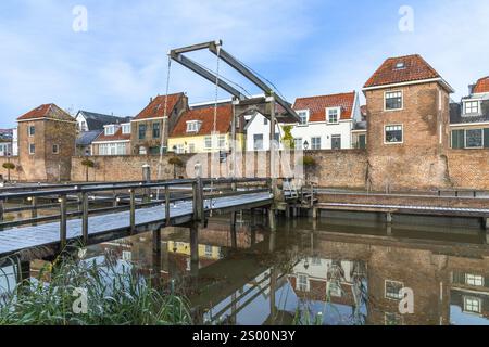 Leerdam, Niederlande. 21. November 2024. Leerdam Stadtbild, Zugbrücke und alte Stadtmauer in der malerischen Stadt Leerdam in den Niederlanden. Stockfoto