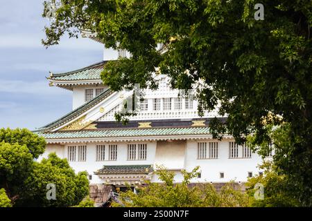 OSAKA, JAPAN - 25. SEPTEMBER 2024: Das berühmte Schloss Osaka und die üppige Umgebung an einem warmen, klaren Herbsttag in Osaka, Japan am 25. September 2024 Stockfoto