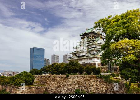 OSAKA, JAPAN - 25. SEPTEMBER 2024: Das berühmte Schloss Osaka und die üppige Umgebung an einem warmen, klaren Herbsttag in Osaka, Japan am 25. September 2024 Stockfoto