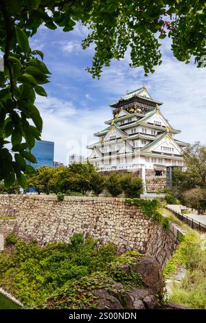 OSAKA, JAPAN - 25. SEPTEMBER 2024: Das berühmte Schloss Osaka und die üppige Umgebung an einem warmen, klaren Herbsttag in Osaka, Japan am 25. September 2024 Stockfoto