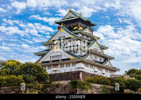 OSAKA, JAPAN - 25. SEPTEMBER 2024: Das berühmte Schloss Osaka und die üppige Umgebung an einem warmen, klaren Herbsttag in Osaka, Japan am 25. September 2024 Stockfoto