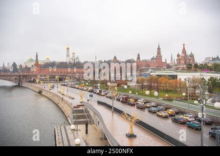 Blick auf den Kreml von Moskau, ein nationales Symbol der Autorität in Russland, an einem bewölkten Tag Stockfoto
