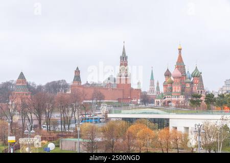 Die historischen Gebäude auf dem berühmten Roten Platz von Moskau, Russlands Hauptstadt, schaffen eine malerische Skyline Stockfoto