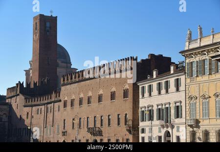 Die Piazza Sordello in Mantua hat bemerkenswerte mittelalterliche Paläste wie den Palazzo Ducale und den Palazzo Acerbi mit dem Torre della Gabbia Stockfoto